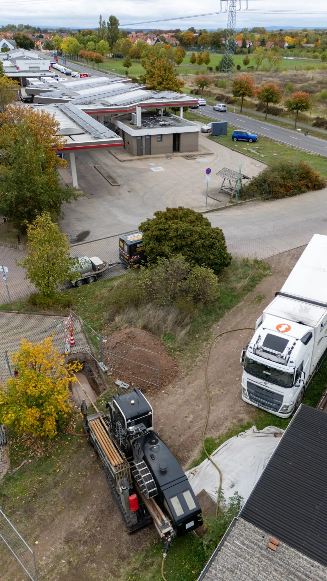 Luftbild einer Baustelle mit Bohranlage und Lkw