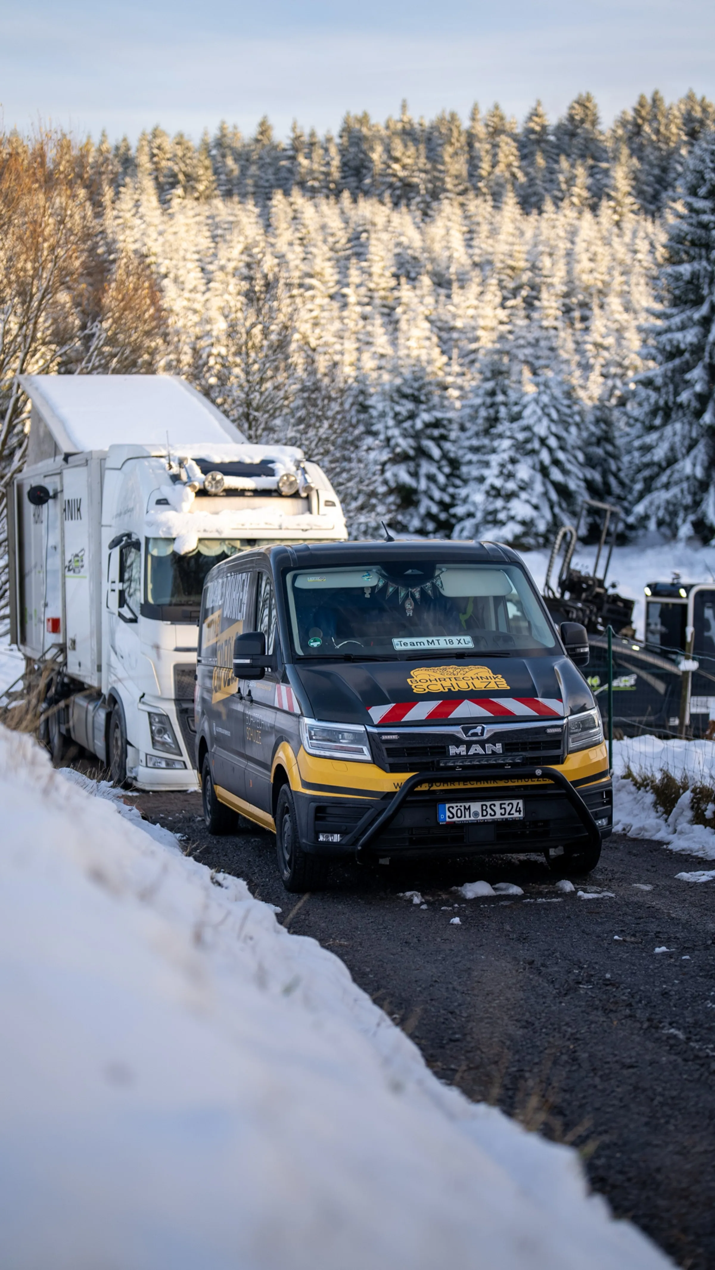 Firmentransporter von Bohrtechnik Schulze im Schnee