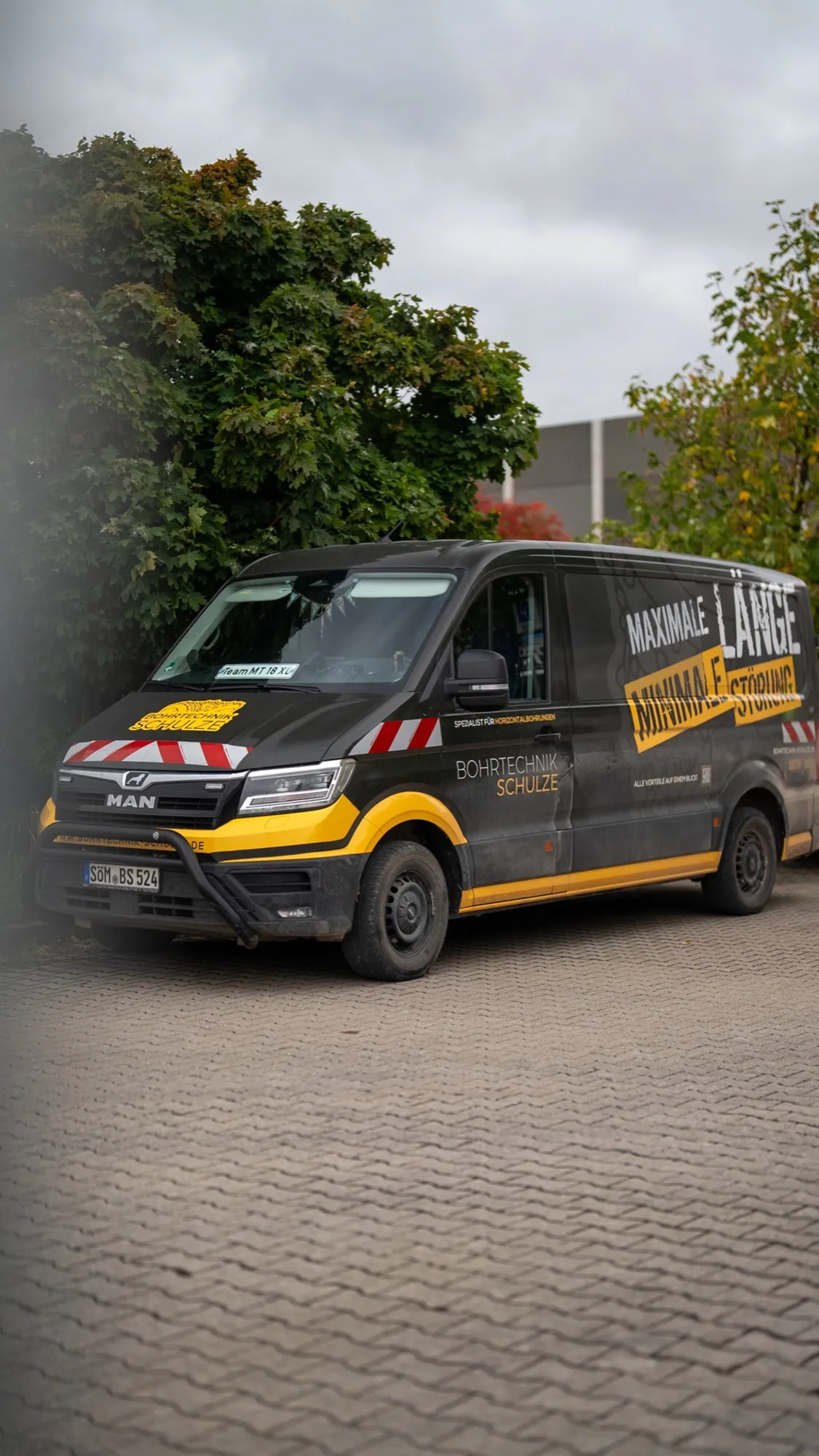 Firmentransporter von Bohrtechnik Schulze an einer Baustelle