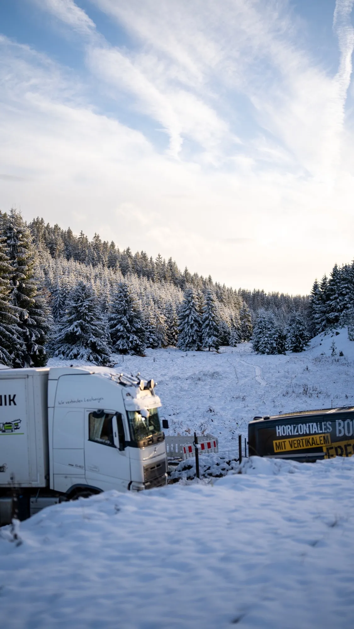 Lkw von Bohrtechnik Schulze in einem verschneiten Tal